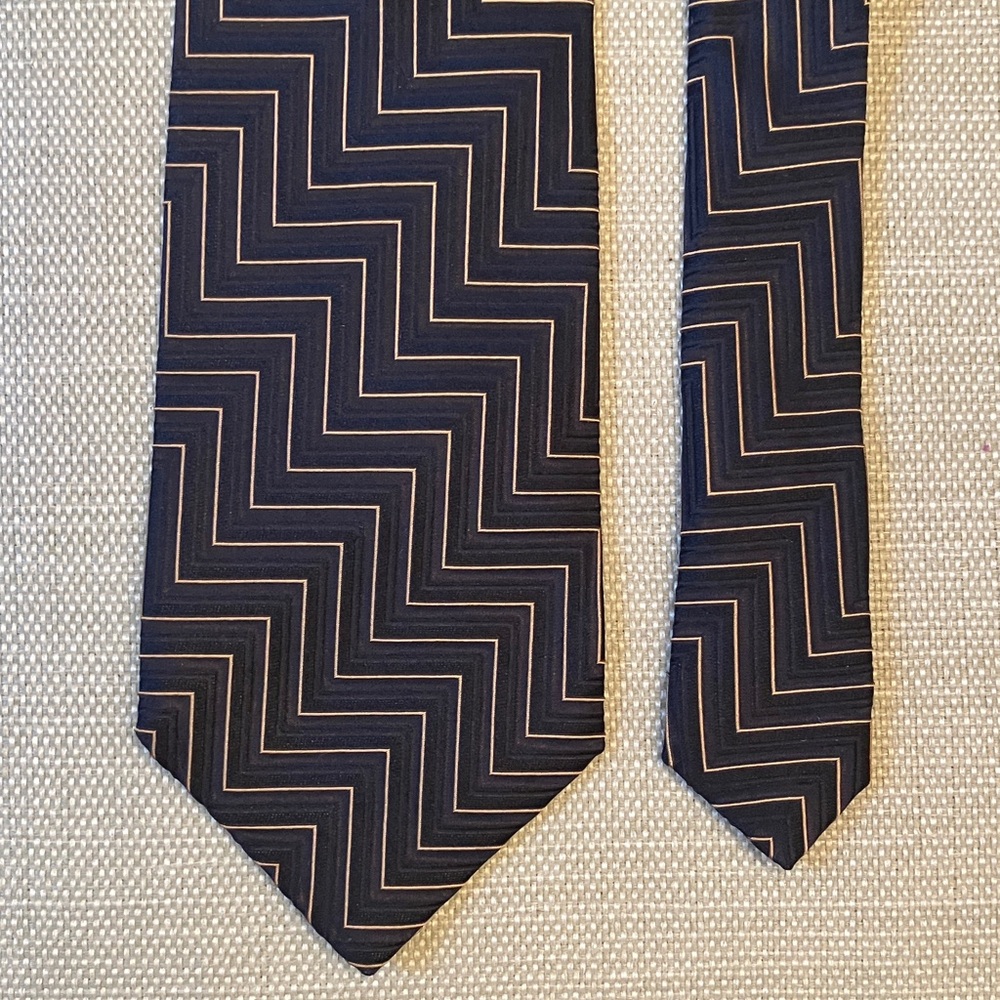 Vintage Ermenegildo Zegna luxury silk tie, chevron pattern, blue black gold
